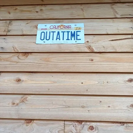 Out A Time בית נופש